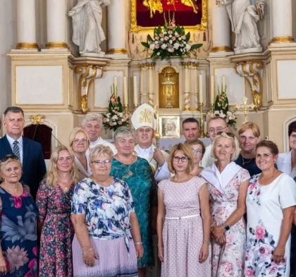 "...zapalam zapałkę, która rozpala wielki ogień"
„Żywy Różaniec” jest wspólnotą osób, które w duchu odpowiedzialności za Kościół i świat i w wielkiej prostocie otaczają modlitewną opieką tych, którzy najbardziej jej potrzebują i są wskazani zwłaszcza w Papieskich Intencjach Apostolstwa Modlitwy.